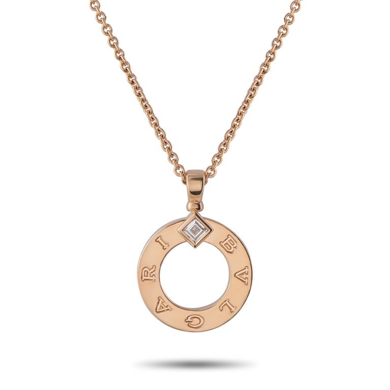 BVLGARI 18K ROSE GOLD DIAMOND PENDANT NECKLACE BV1: On this Bvlgari Bvlgari necklace, the collection's trademark logo evokes the curved inscriptions found on ancient Roman coins. A piece that beautifully blends the past and present, a single carr Diamo