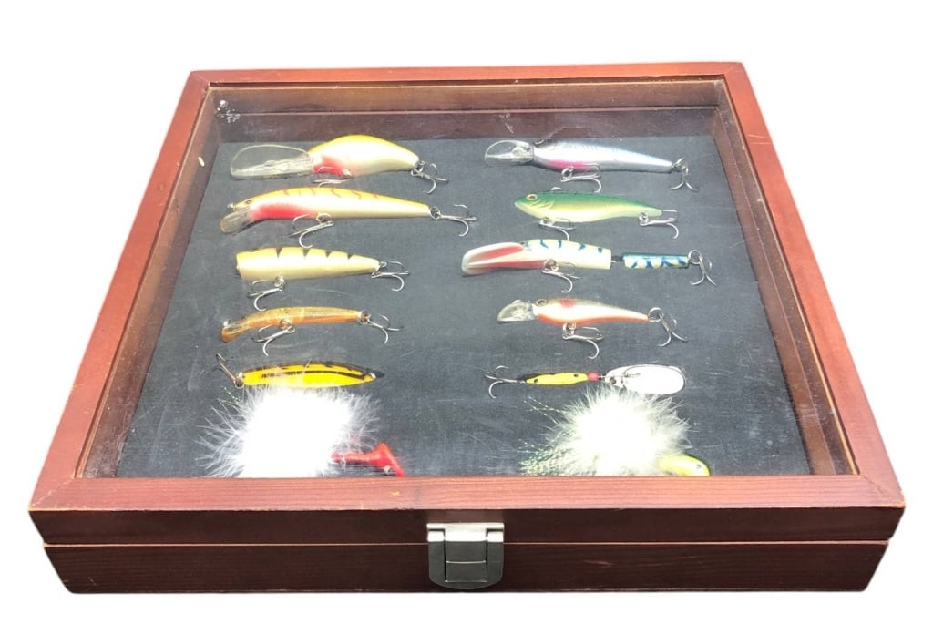 WOOD DISPLAY CASE WITH FISHING LURES 12" (1 of 7)