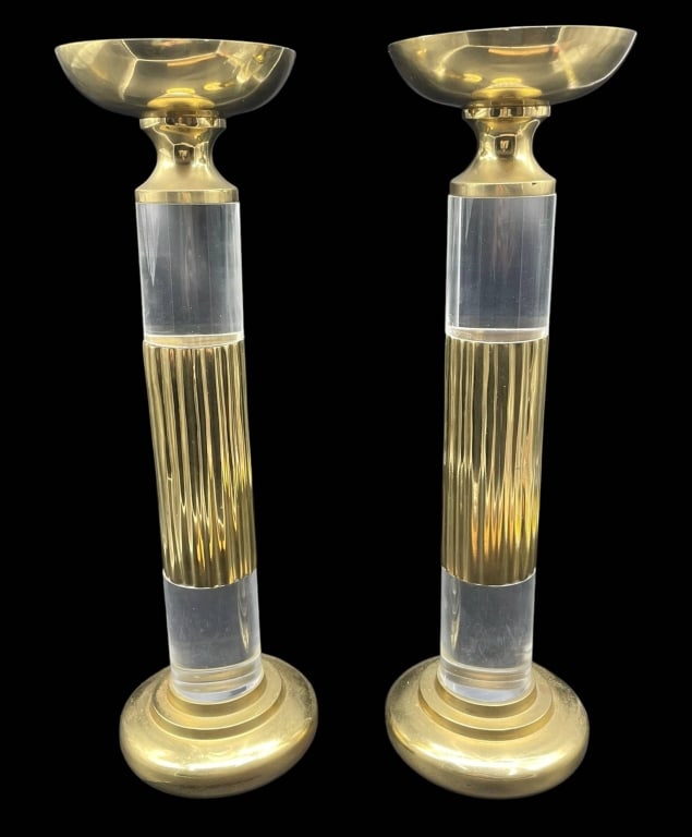 2 MID CENTURY LUCITE & BRASS CANDLESTICK HOLDERS: Pair of mid century candlesticks featuring lucite columns with brass accents. Each candlestick has a brass base and bowl with a central prong for candle placement. Distinctive fluted brass details hig