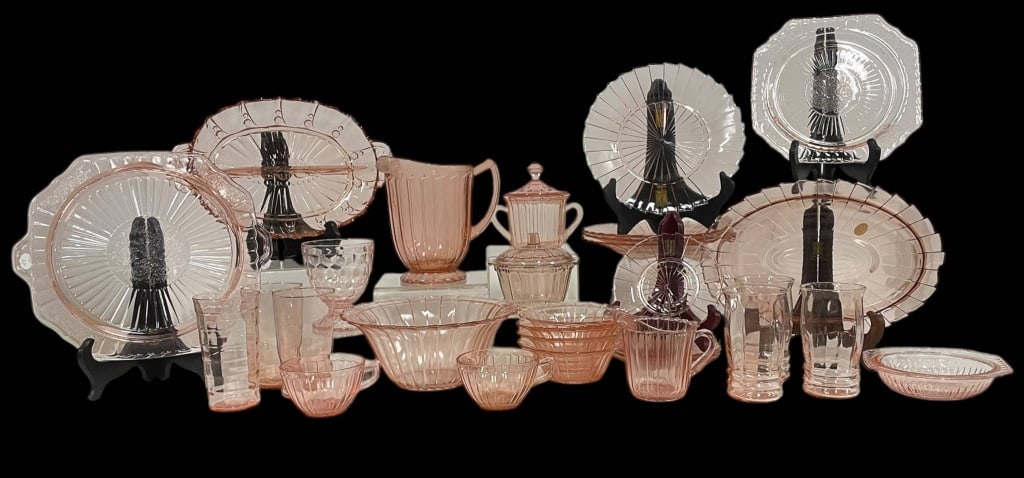 PINK DEPRESSION GLASS DINNERWARE SET 31 PC (1 of 7)