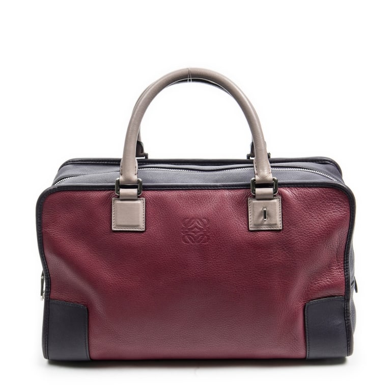 LOEWE AMAZONA 36 CALFSKIN LEATHER HANDBAG: The Loewe Amazona 36 showcases a sophisticated tricolor palette in fuchsia, purple, and pinkish beige grained calfskin leather. Renowned for its structured silhouette and timeless elegance, this iconi