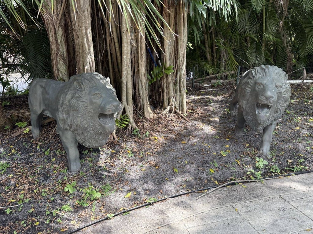 CAST METAL LION STATUES (1 of 7)