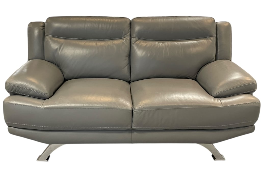 SOFIA VERGARA MODERN GRAY LEATHER LOVESEAT 67": ****for competitive shipping options please go to www.dejavuauctionshipping.comMODERN GRAY LEATHER LOVESEAT WITH METAL BASE-Matching gray leather loveseat featuring plush cushioning, wide arms, and a