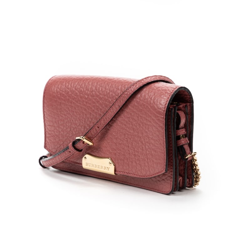 BURBERRY PINK CALFSKIN WALLET ON CHAIN BAG: The Burberry Wallet On Chain is crafted in elegant pink calfskin leather, offering a sophisticated blend of style and functionality. Designed with a streamlined silhouette, this versatile piece serves