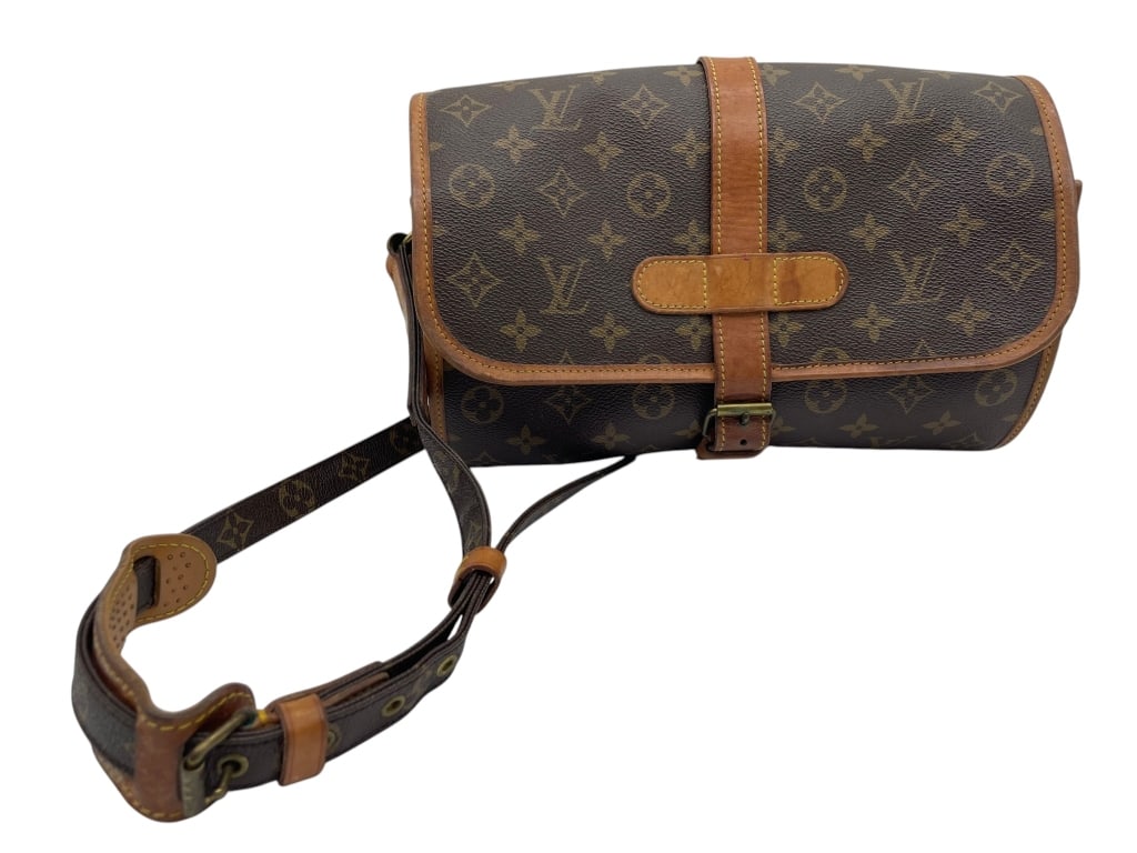 LOUIS VUITTON BAG CARTOUCIERE STYLE MESSENGER VTG: Classic LV Monogram canvasFront flap with buckle strap closureStructured rectangular messenger silhouetteAdjustable shoulder strap with grommetsNatural vachetta leather trim that has developed a