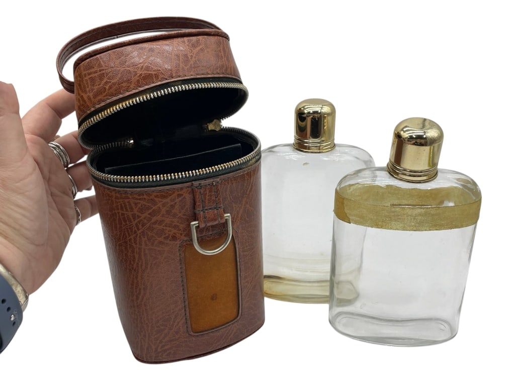 VINTAGE MENS TRAVEL GROOMING TOILETRY HOUSE W/CASE: .