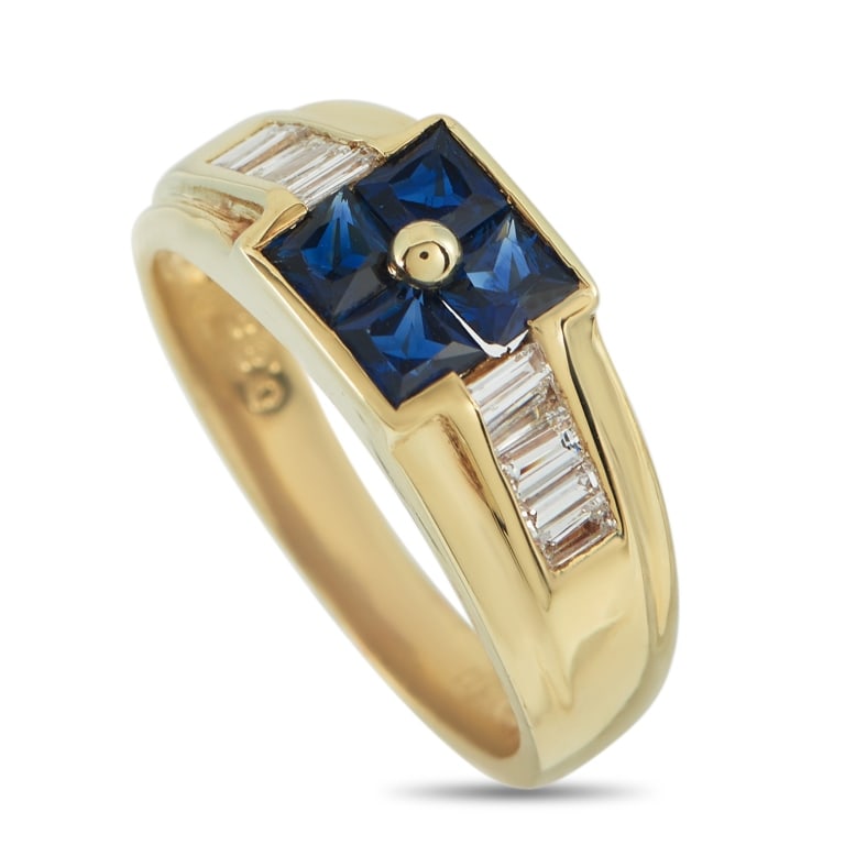 18K YELLOW GOLD 0.20CT DIAMOND AND SAPPHIRE RING M: There is a striking clarity in the way this piece presents its color and shape. Clean lines, deep blue tones, and warm gold frame everything with style. The ring's center features square-cut sapphires