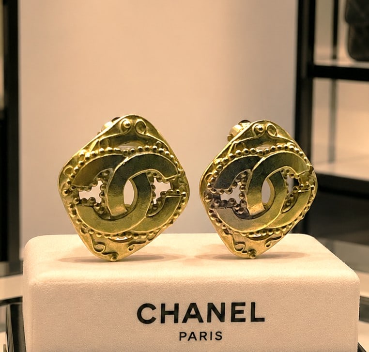 CHANEL CC LOGO PARIS GOLD CLIP-ON EARRINGS 1" (1 of 7)