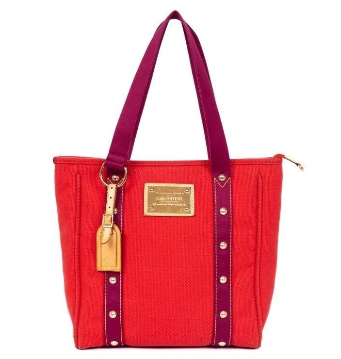 LOUIS VUITTON ANTIGUA CABAS RED WOVEN CANVAS BAG: Louis Vuitton Antigua Cabas MM tote in red woven canvas with golden brass hardware, accented by luggage tag and dustbag for versatile use.- CONDITION RATING: A- DIMENSIONS: 11.0 x 11.4 x 3.5 IN- MATER