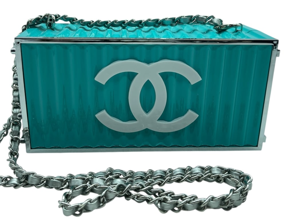 CHANEL PARIS-HAMBURG TURQUOISE ACRYLIC BOX BAG: CHANEL Paris-Hamburg Acrylic Box Chain Shoulder Bag ? TurquoiseElevate your collection with this eye-catching CHANEL Paris-Hamburg acrylic box shoulder bag. Featuring a vibrant turquoise acrylic body 