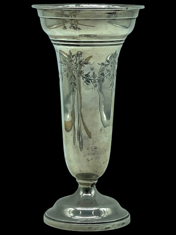 VINTAGE STERLING SILVER TRUMPET VASE 250G: *for alternative shipping options please go to www.dejavuauctionshipping.com-VINTAGE STERLING SILVER TRUMPET VASE 250G WEIGHTED BASE-This elegant sterling silver trumpet vase features a classic flared