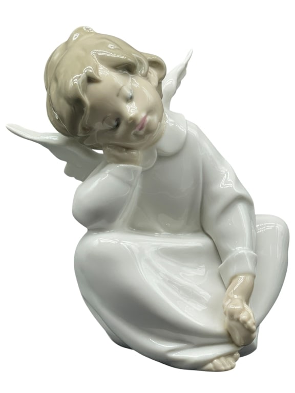 LLADRO ANGEL DREAMING PORCELAIN FIGURINE 6": *for alternative shipping options please go to www.dejavuauctionshipping.com-LLADRO #4961 ?ANGEL DREAMING? PORCELAIN FIGURINE ? SPAIN 6"-Charming vintage Lladr? porcelain figurine titled Angel Dreamin
