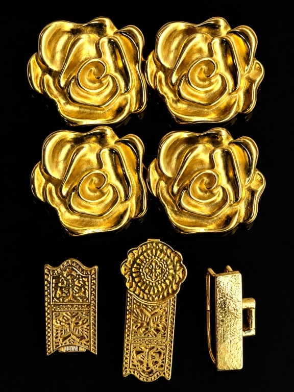 GOLD PLATED BELT ADORNMENTS LOT OF 7 2in: Vintage lot of seven gold plated belt accessories comprising two matching sets of sculptural rose belt adornments and three decorative belt buckles in coordinating styles. The lot includes four large 