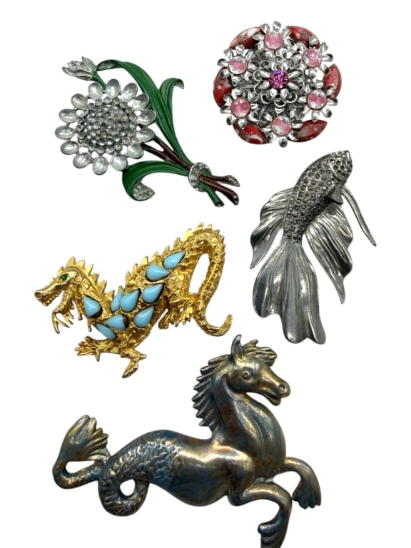 BROOCH LOT INCLUDES PAULINE RADER 3IN: Vintage costume jewelry lot featuring five figural and floral brooches, highlighted by a Pauline Rader gold plated dragon brooch accented with turquoise-colored cabochons. The dragon retains its sculp