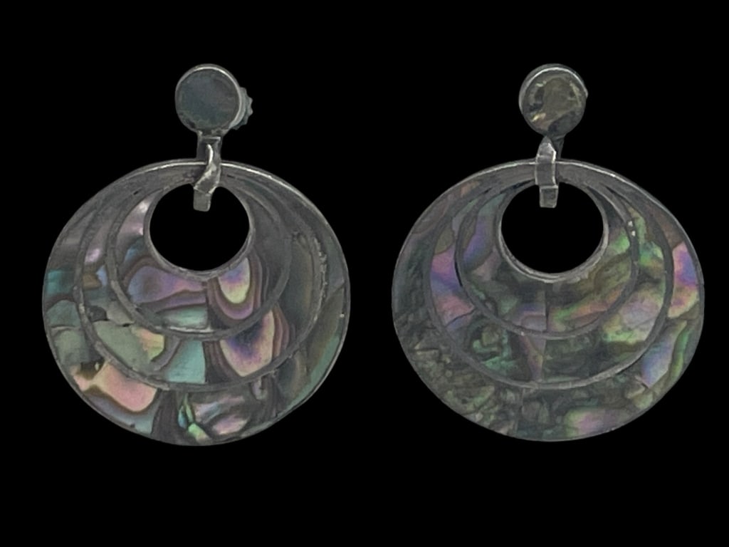 VTG LOS BALLESTEROS STERLING ABALONE EARRINGS 10G: *For ALTERNATIVE SHIPPING QUOTES or local PICKUP details, please visit www.dejavuauctionshipping.com*FAMED SILVERSMITH HOUSE LOS BALLESTEROSMade in Taxco Mexico by brilliant artisans! Sterling silver 