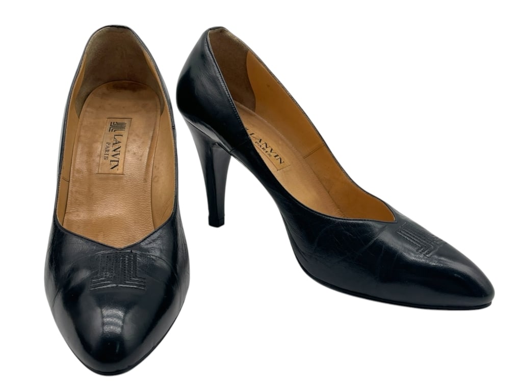 LANVIN PARIS BLACK LEATHER PUMPS SZ 5.5: LANVIN PARIS BLACK LEATHER PUMPS SZ 5.5-VERY GOOD PRE OWNED CONDITION-SIZE 5.5-LANVIN PARIS BLACK LEATHER CLASSIC PUMPS WITH EMBOSSED LOGO DETAIL ON TOES. ELEGANT ALMOND TOE AND SLIM HIGH HEEL