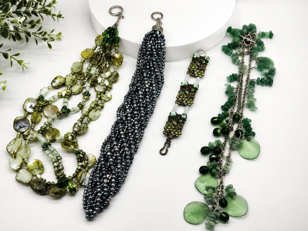 ART GLASS & BEADED COSTUME JEWELRY LOT 16IN (1 of 7)