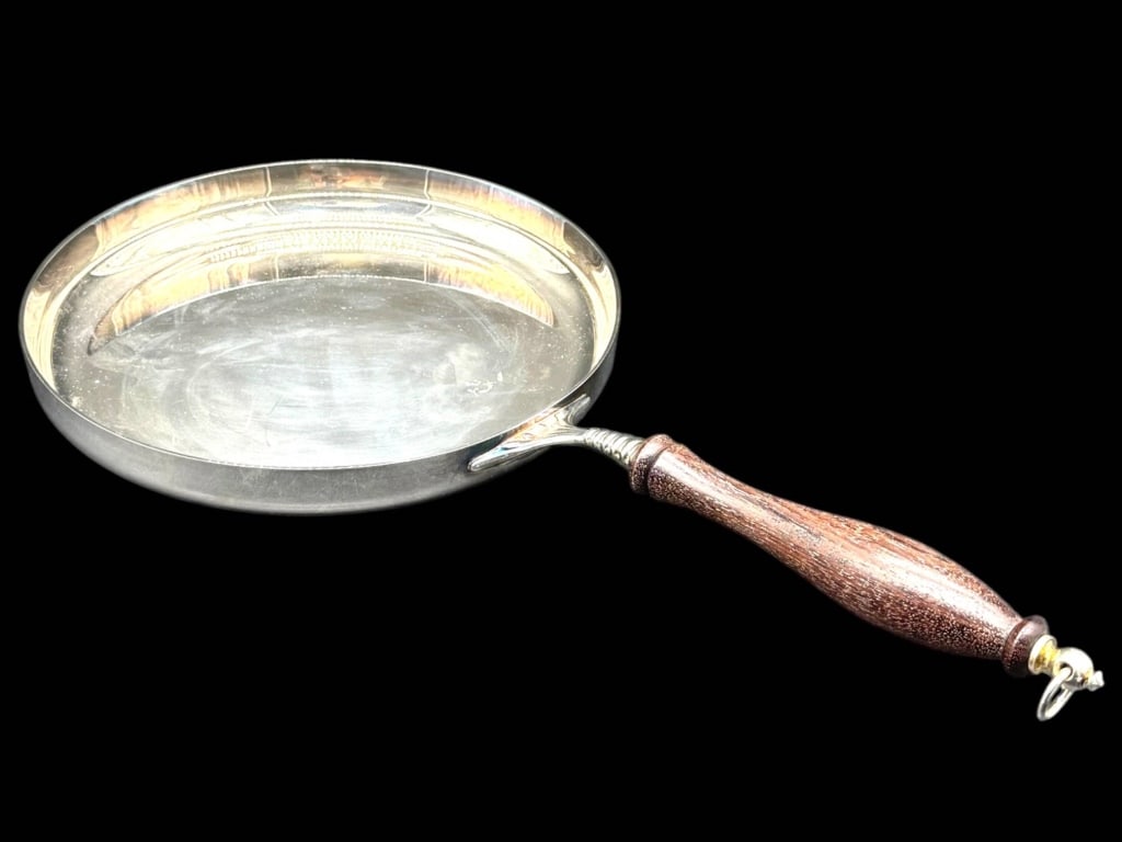 VINTAGE ITALIAN SILVER PLATE CREPE PAN 15": This vintage Italian silver-plated crepe, saut?, or serving pan features a sleek circular design complemented by an elegant turned wooden handle. Crafted with a polished silver-plated finish, this ver
