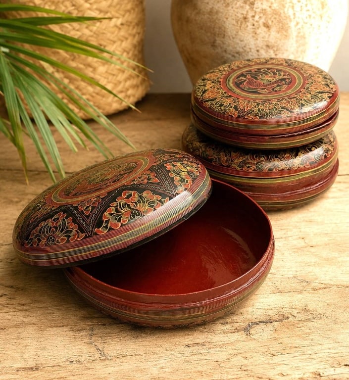 BURMESE LACQUER BETEL BOX SET 7" (1 of 7)