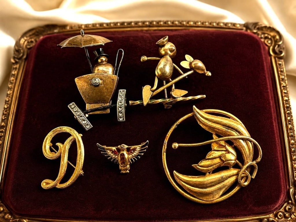 VINTAGE BRASS & GOLD TONE PIN LOT 3": Assorted vintage costume jewelry lot featuring a variety of brass and gold-tone brooches and pins with whimsical and decorative motifs. The collection includes a stylized Art Nouveau-inspired floral b
