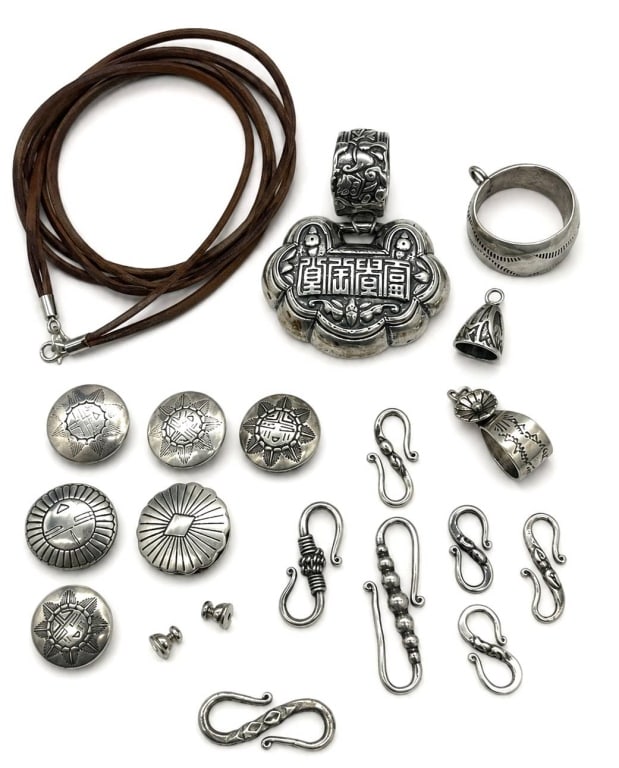 STERLING SILVER 22G JEWELRY COMPONENTS LOT: Assortment of sterling silver jewelry findings and components, ideal for jewelry makers, restorers, or collectors of vintage parts. This mixed lot includes decorative clasps, S-hooks, buttons, bails, 