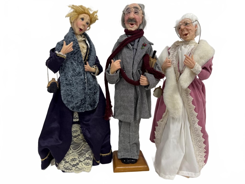 3 RVC Carolers Dolls with Stand (1 of 5)