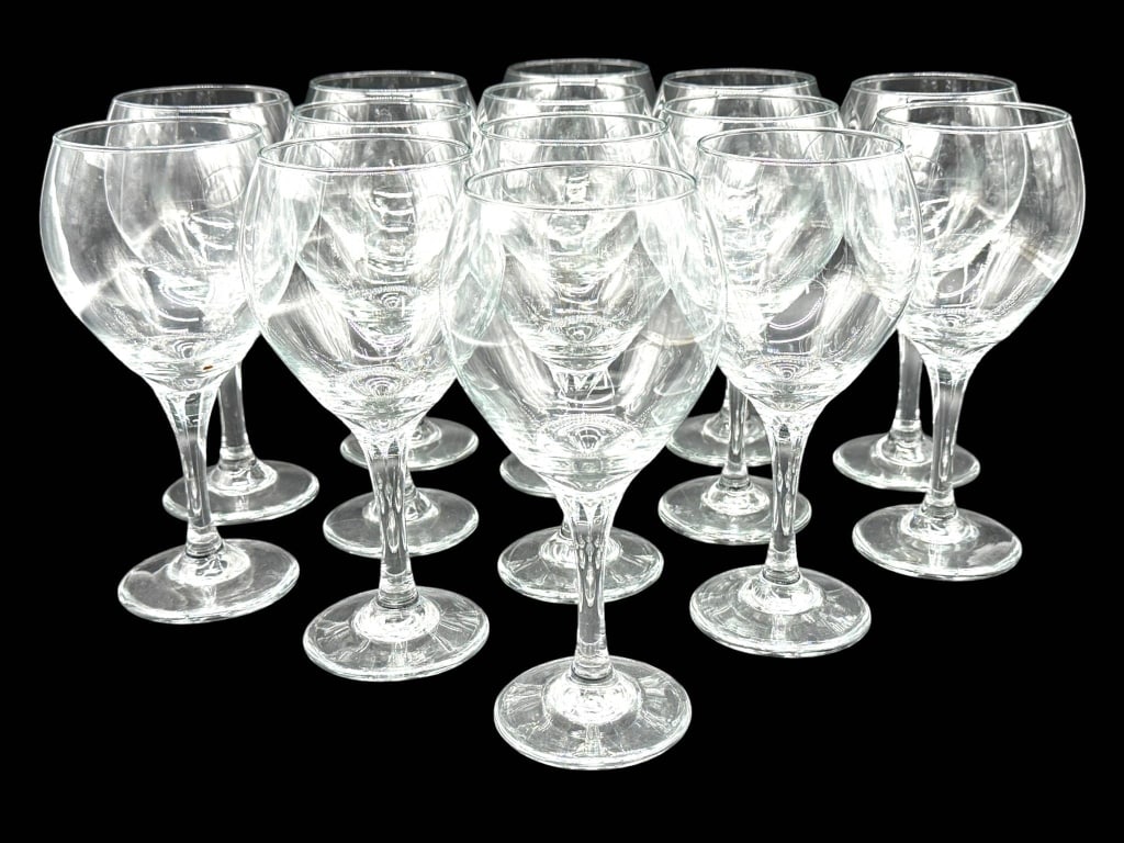 ELEGANT CLEAR GLASS WINE GOBLETS 8" (1 of 5)
