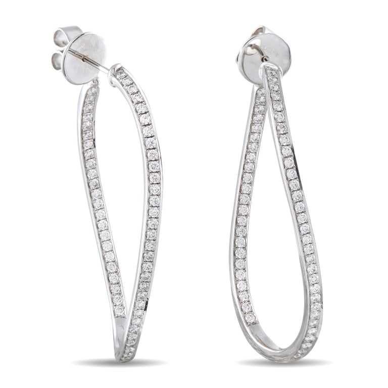 MEMOIRE 18K GOLD 1.50CT DIAMOND TWIST EARRINGS: These Memoire twist hoop earrings are chic and incredibly contemporary. Curved lines elevate the classic 18K White Gold settings, which come to life thanks to sparkling Diamonds totaling 1.50 carats. 