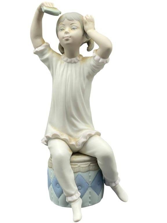 LLADRO GIRL SHAMPOOING HAIR PORCELAIN FIGURINE 8" (1 of 5)