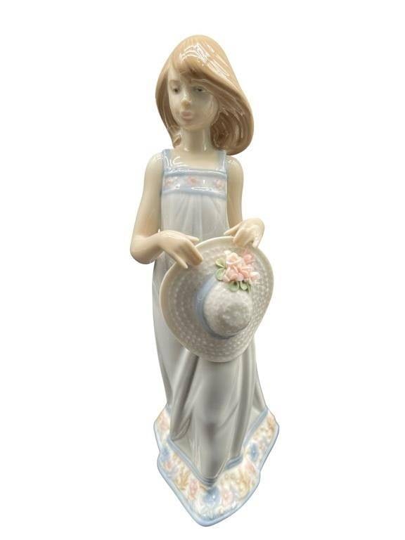 LLADRO #5643 GIRL WITH HAT & FLOWERS 9" FIGURINE (1 of 5)