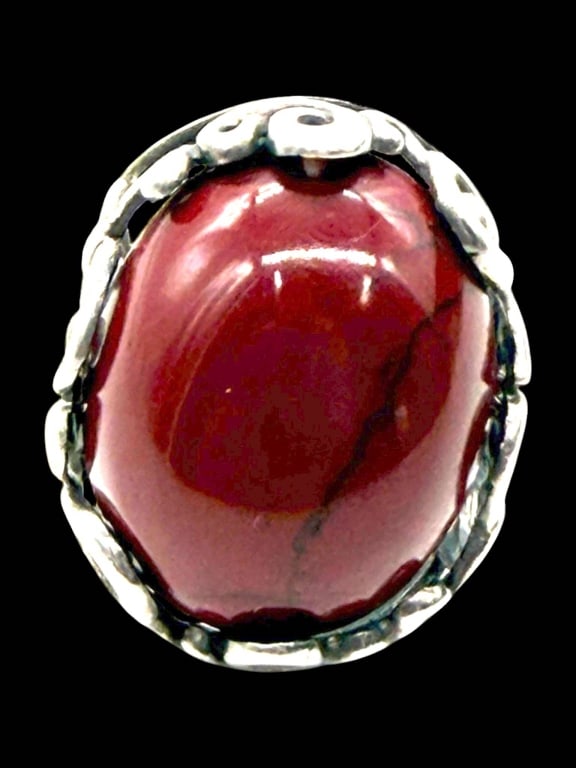 STERLING RED JASPER RING SZ 7.5: Vintage sterling silver statement ring featuring a substantial domed oval red jasper cabochon displaying attractive natural veining and rich earthy coloration. The impressive gemstone is securely moun