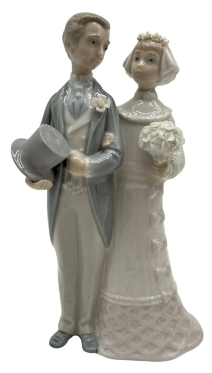 LLADRO BRIDE & GROOM FIGURINE 8": .