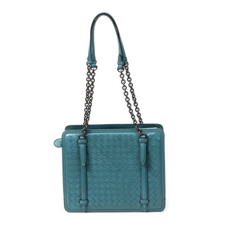 BOTTEGA VENETA CHAIN SHOULDER BAG TEAL INTRECCIATO: BOTTEGA VENETA CHAIN SHOULDER BAG TEAL INTRECCIATO LEATHER SILVER Dimensions (CM): 25*20.5*3cm Production Code: B04607208V A ABC6285