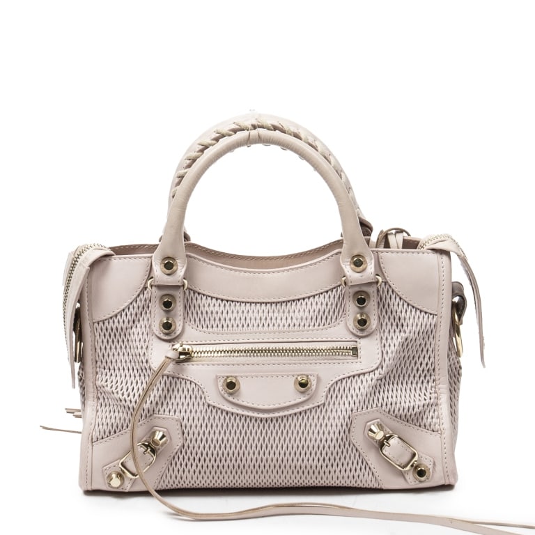 BALENCIAGA CLASSIC MINI CITY LIGHT PINk BAG: BALENCIAGA CLASSIC MINI CITY LIGHT PINK PERFORATED LEATHER GOLD Dimensions (CM): 24*14*9cm Production Code: 300295-5865-H-1669 AA ABC6089