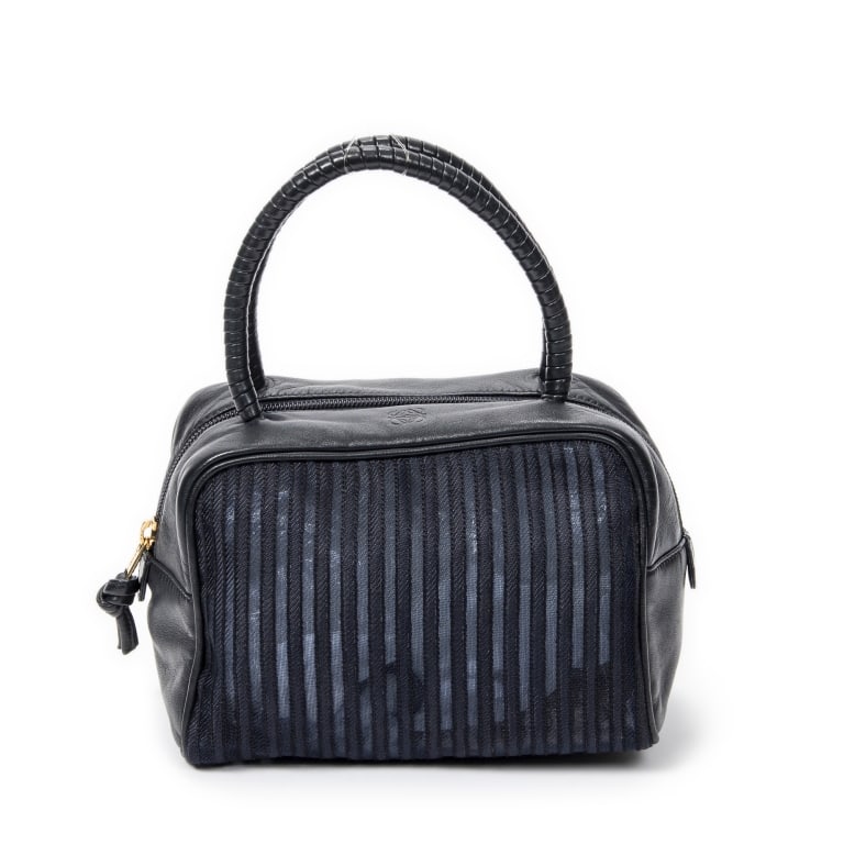 LOEWE VINTAGE MINI MESH HANDBAG: LOEWE VINTAGE MINI MESH HANDBAG NAVY MESH CANVAS GOLD Dimensions (CM): 18*13*12cm Production Code: L27 A ABC1927