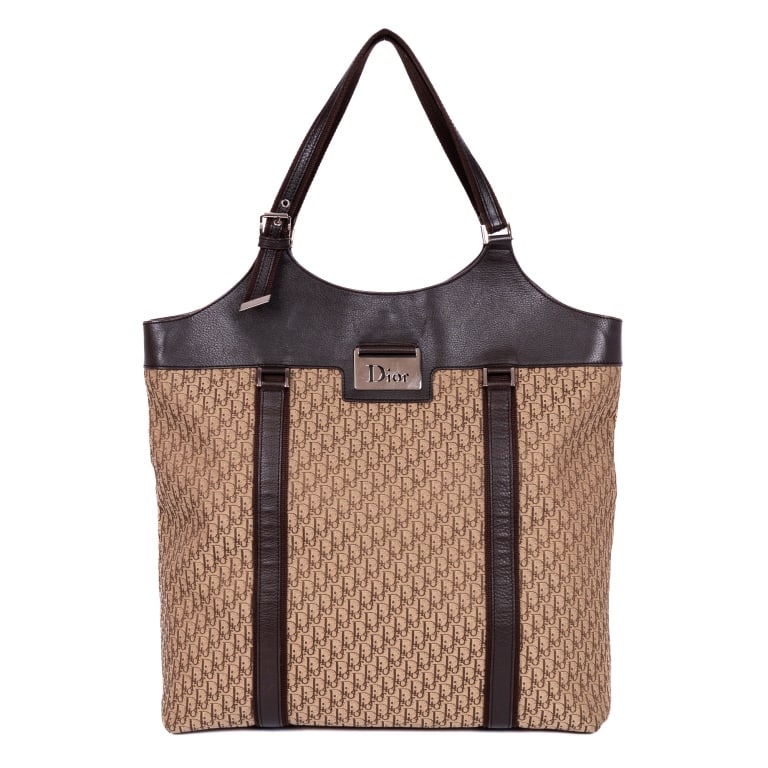 DIOR STREET CHIc BROWN OBLIQUE DIORISSIMO TOTE: DIOR STREET CHIC TOTE BROWN OBLIQUE DIORISSIMO CANVAS SILVER Dimensions (CM): 37.5*35.5*16cm Production Code: 05-BO-0027 A GTA1183