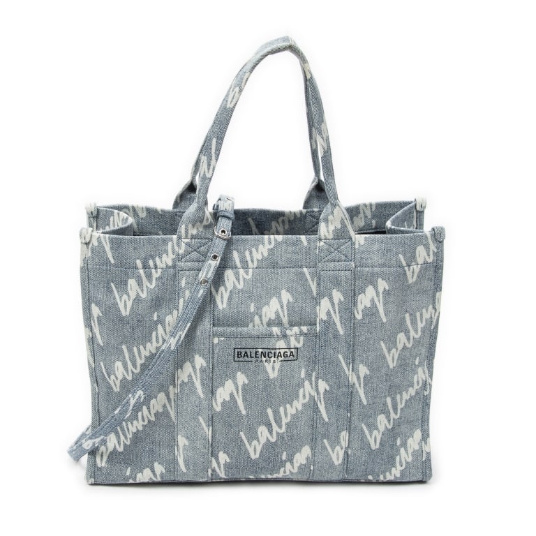 BALENCIAGA MEDIUM LIGHT BLUE SCRIBBLE TOTE: BALENCIAGA MEDIUM HARDWARE TOTE LIGHT BLUE SCRIBBLE PRINT DENIM CANVAS SILVER Dimensions (CM): 35*26*12cm Production Code: 671400-4760-R-002123 A ABC5977