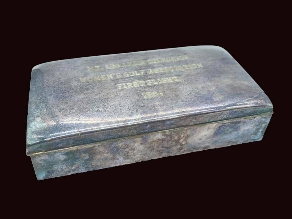 ANTIQUE POOLE SILVER CO WOOD LINED CIGAR TRINK BOX: This item is a vintage, engraved silver-plated cigarette box, likely used as a trophy or commemorative award for a golf tournament. | Item Type: Lidded cigarette box, featuring wood lining. | Material