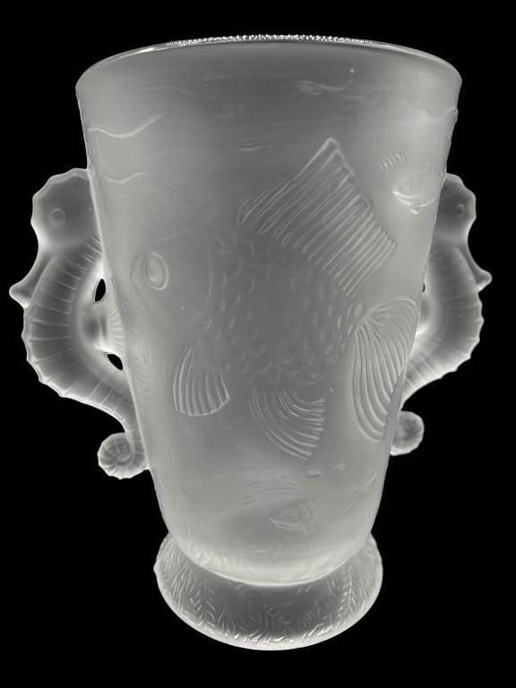 LALIQUE STYLE SEAHORSE FROSTED VASE 7": FROSTED ART GLASS VASE WITH MOLDED UNDERWATER SEA LIFE DESIGN AND SCULPTED SEAHORSE FORM HANDLES. | | Elegant translucent satin finish glass featuring raised relief tropical fish, marine foliage, and 