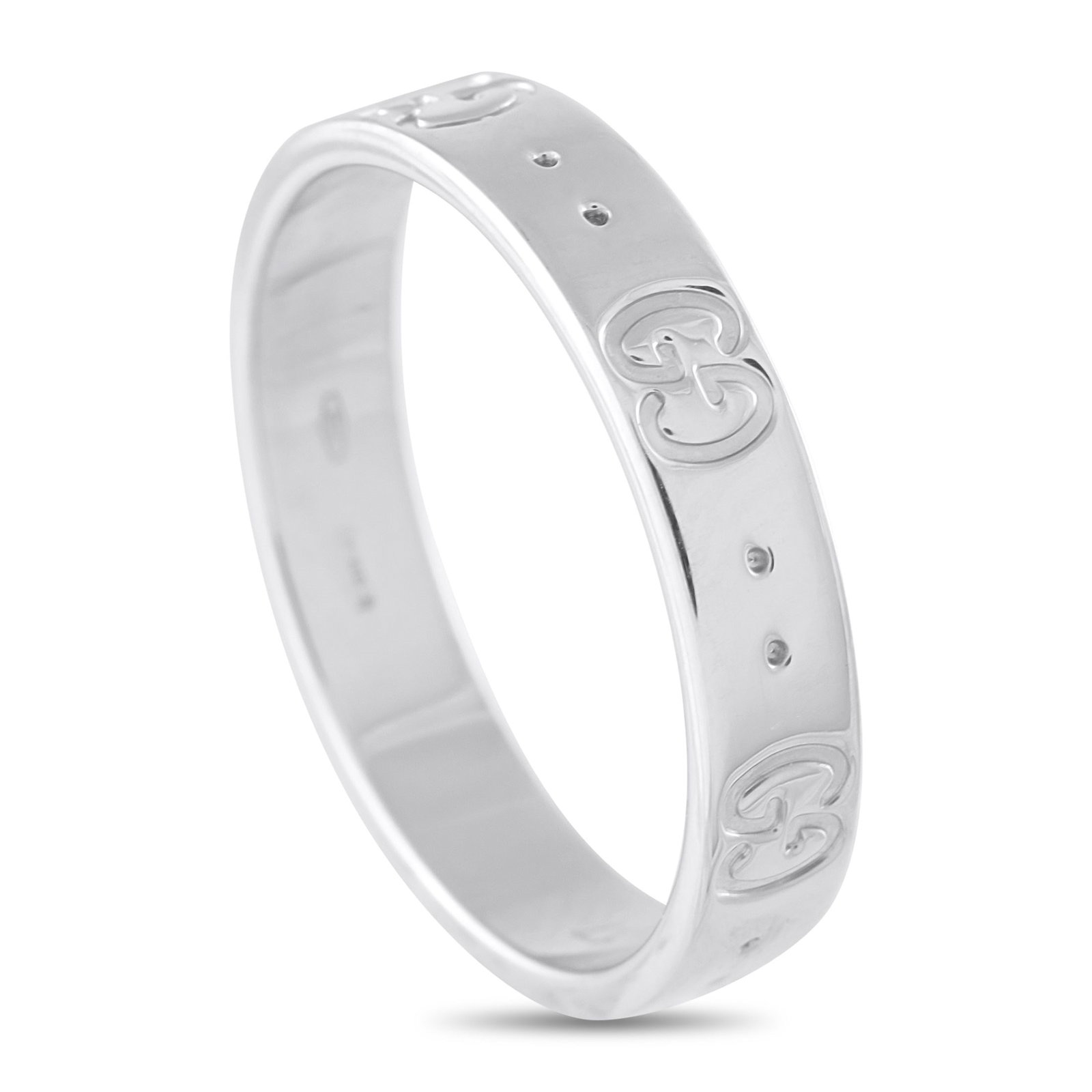 GUCCI ICON 18K WHITE GOLD RING: Designed with a universal appeal, this Gucci Icon ring in 18K white gold suits both men and women with its balanced form and understated presence. This ring features a 5mm band engraved with alternati