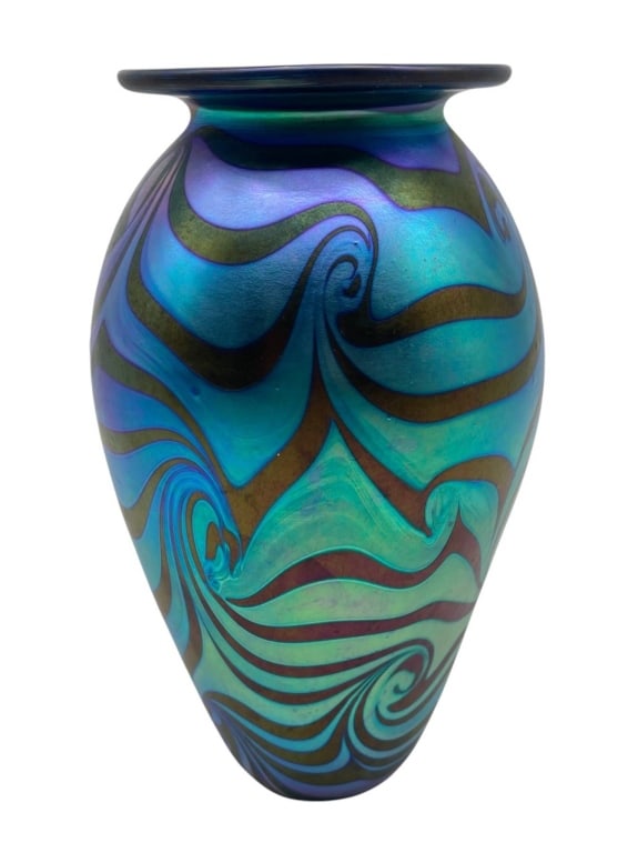 2005 EICKHOLT SIGNED IRIDESCENT ART GLASS VASE 8": Signed Eickholt 2005 iridescent studio art glass vase featuring a vivid pulled-feather and swirling peacock-style design in shades of turquoise, teal, cobalt blue, purple, and bronze-gold. The vase ha