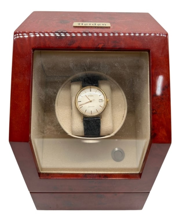 OMEGA SEAMASTER AUTOMATIC DATE WRISTWATCH: Vintage Omega Seamaster automatic wristwatch featuring a classic silver-tone dial with applied gold-tone baton hour markers and matching hands, center sweep seconds, and date aperture at 3 o'clock. Di