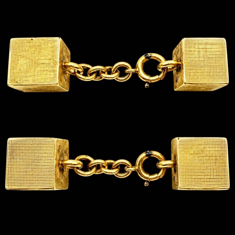 14K GOLD TEXTURED SQUARE CHAIN CUFFLINKS 21G: Vintage pair of 14K yellow gold cufflinks featuring substantial square-form faces with an elegant finely textured crosshatch finish. Each cufflink is constructed with two matching square gold terminal