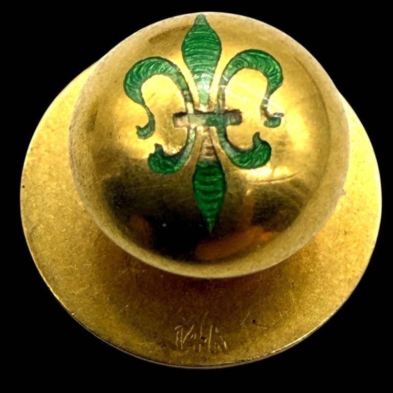 14K GOLD GREEN ENAMEL FLEUR-DE-LIS STUD 1.5G: Vintage 14K yellow gold formal dress stud or button featuring a domed circular face decorated with a vivid green enamel fleur-de-lis motif. The classic heraldic design contrasts beautifully against th