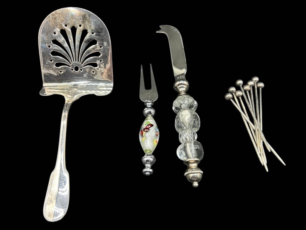 CHRISTOFLE SILVERPLATE SERVING SLICE & UTENSILS 9": Estate grouping highlighted by a handsome Christofle silver-plated serving slice, approximately 9" long, featuring a broad pierced blade with elegant radiating shell or fan motif and classic shaped
