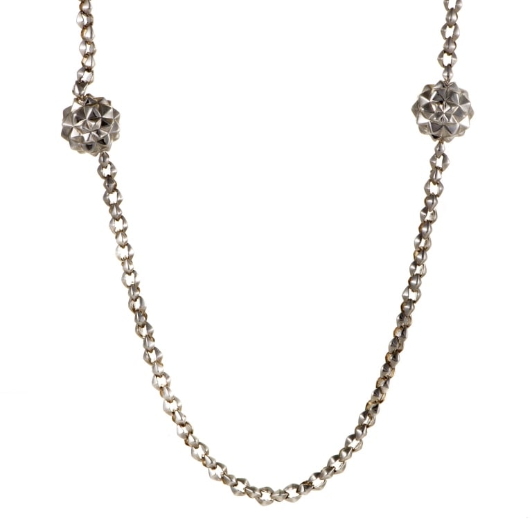 STEPHEN WEBSTER SUPERSTUD WOMENS LONG SILVER SAUTO: Producing a mesmerizing effect with its intricate design and exuding a fascinatingly bright allure with its impeccably polished silver, the nifty chain of this astonishing necklace from Stephen Webste