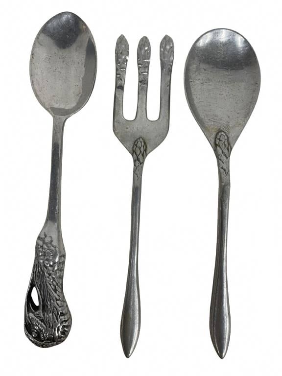 VINTAGE FIGURAL AND MOTIF SERVING UTENSIL LOT (1 of 4)