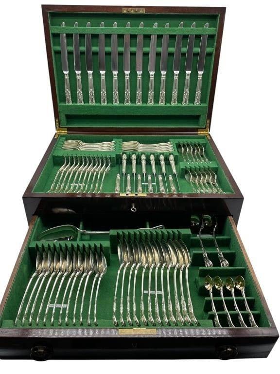 91 PC ENGLISH STERLING FLATWARE SERVICE 6838G: 91 PIECE ENGLISH STERLING SILVER FLATWARE SERVICE WITH CHEST A STERLING SILVER FLATWARE SERVICE WITH FITTED TWO-TIER MAHOGANY CHEST, FEATURING SHELL AND SCROLL DECORATION TO THE HANDLES. EACH PIECE BE