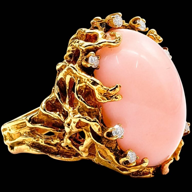 14K GOLD ANGEL SKIN CORAL & DIAMOND RING SZ 7.5: 14K GOLD ANGEL SKIN CORAL DIAMOND RING | | Striking vintage 14K yellow gold cocktail ring centered by a large oval angel skin coral cabochon displaying beautiful soft blush-pink coloration. The coral 