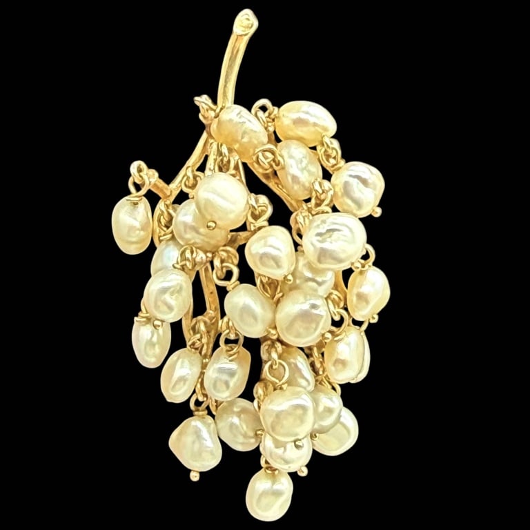14K GOLD & KESHI PEARL FLORAL BROOCH: 14K GOLD KESHI PEARL FLORAL BROOCH | | Charming vintage 14K yellow gold brooch designed as a cascading floral cluster, richly adorned with numerous lustrous Keshi pearls. The naturally irregular pearl